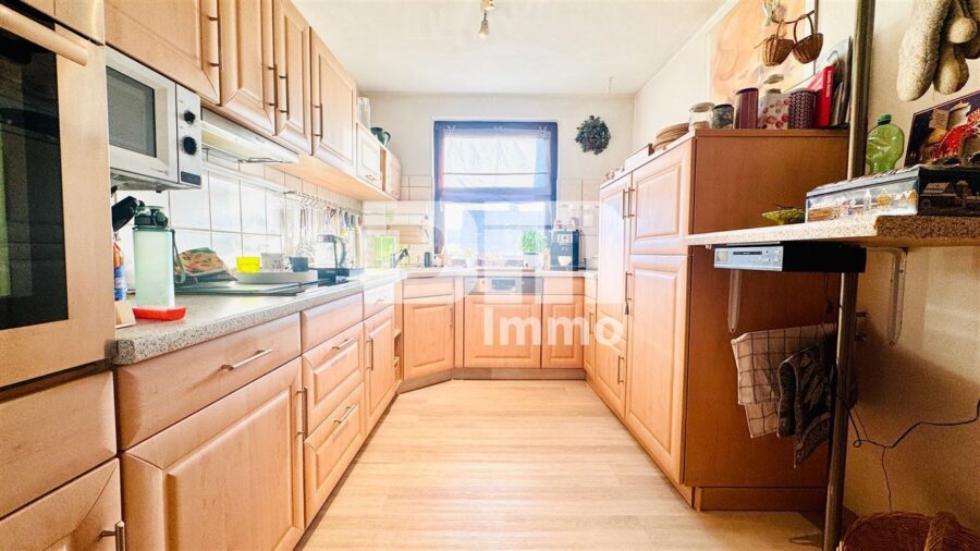 Ein-bis Zweifamilienhaus mit Anbauten auf 1.250 m² Traumgrundstück mit Panoramablick - Bestand EG Küche mit EBK